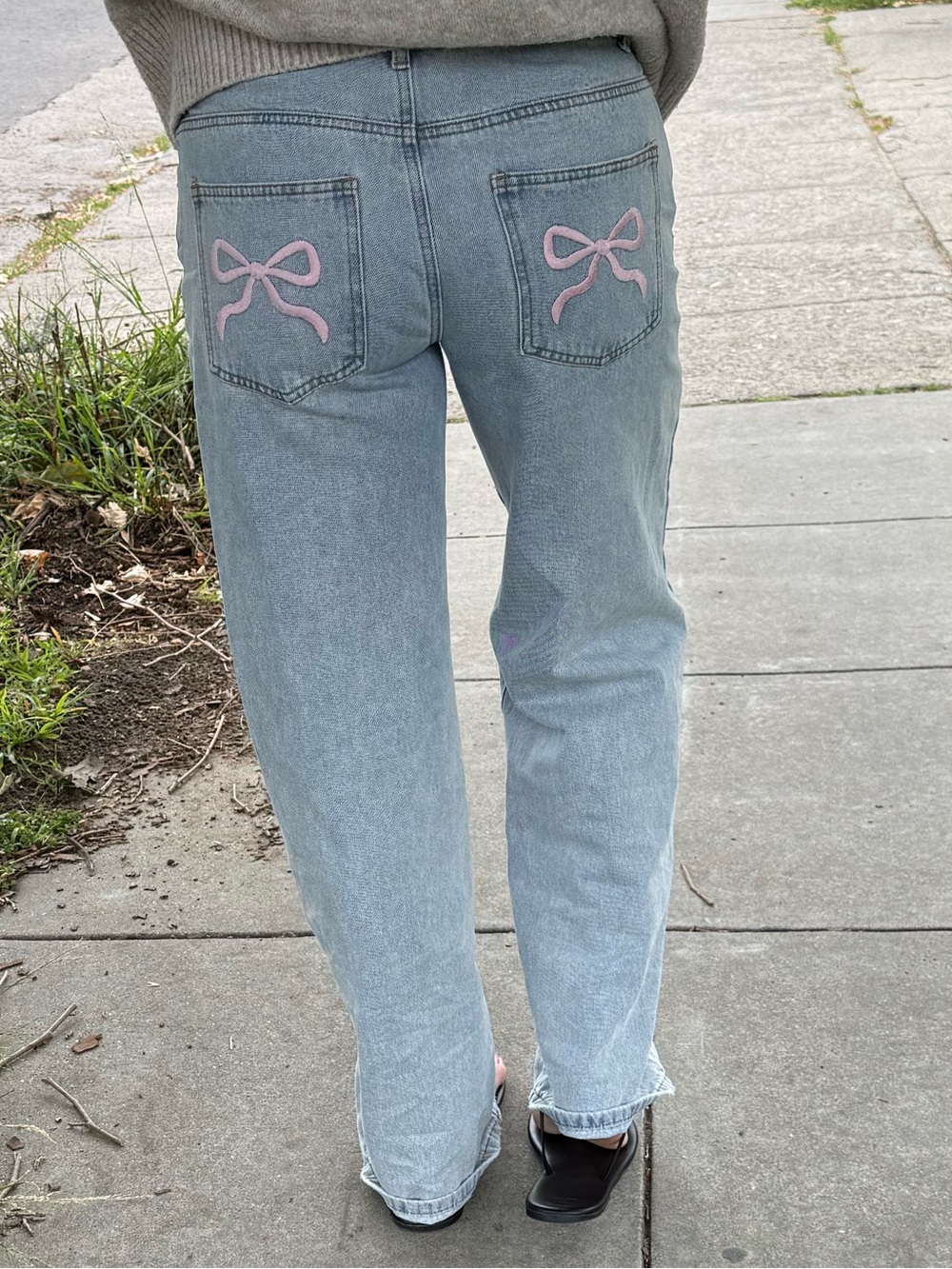 Edikted Light Wash Wide-Leg Jeans with Pink Bow Embroidery Size Medium